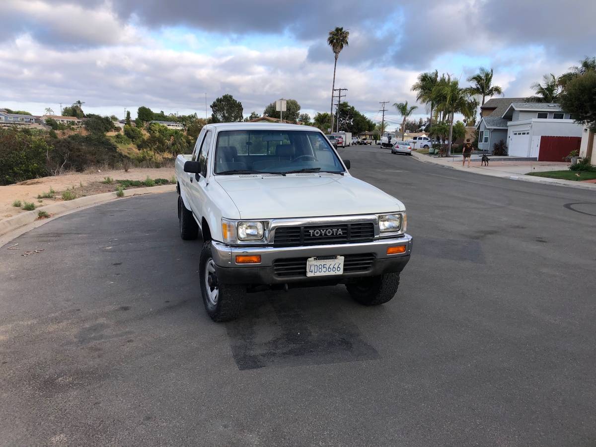 Toyota-pickup-4x4-1991-white-13