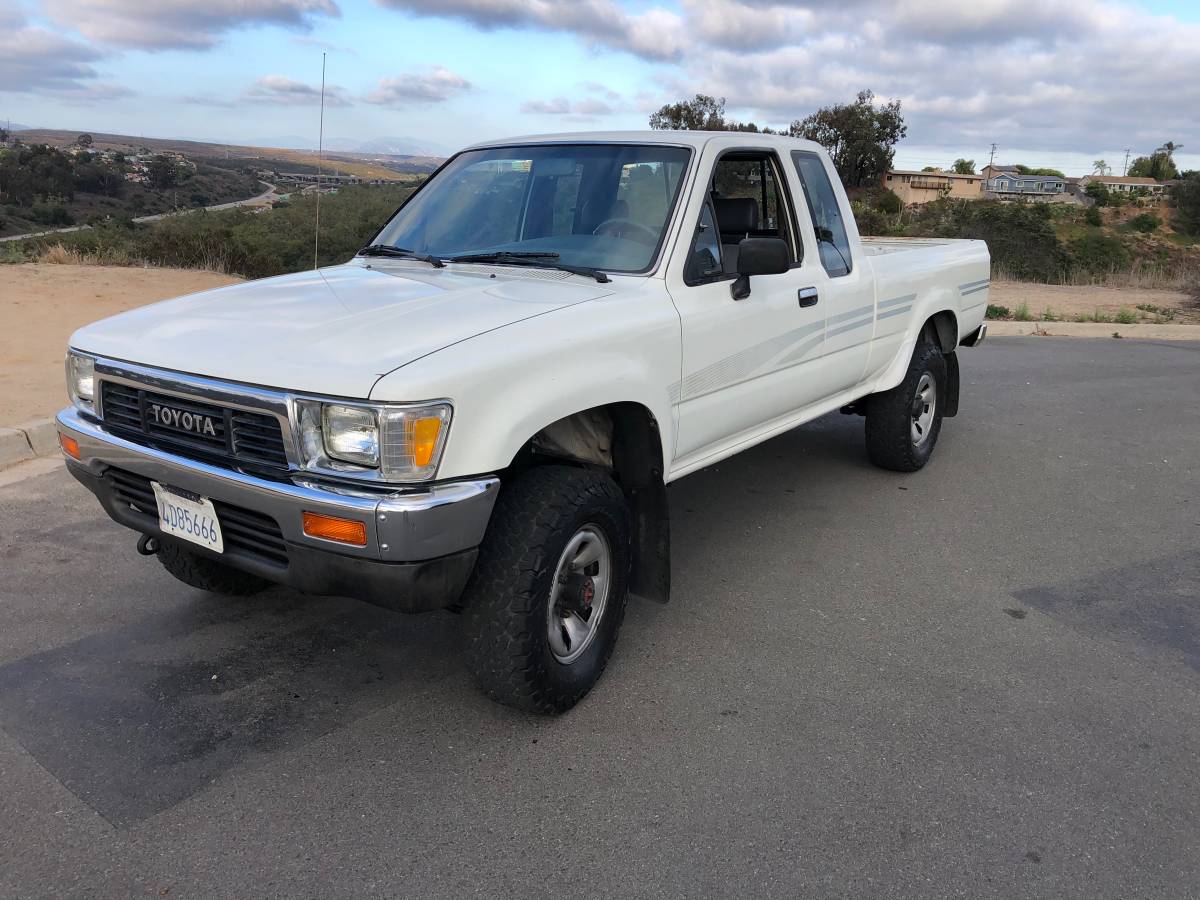 Toyota-pickup-4x4-1991-white-2