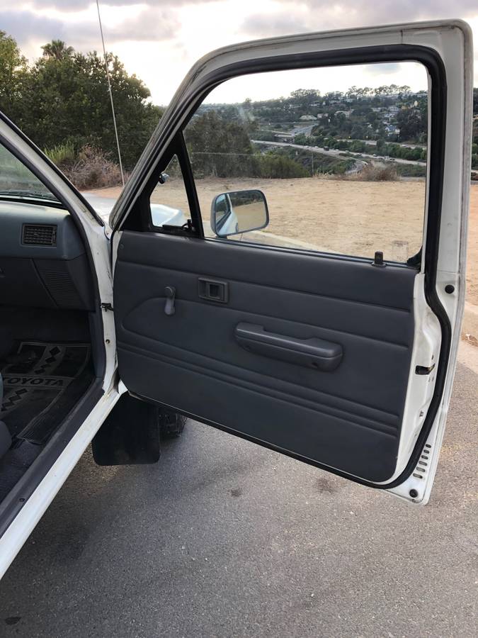 Toyota-pickup-4x4-1991-white-3