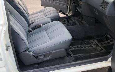 Toyota-pickup-4x4-1991-white-4