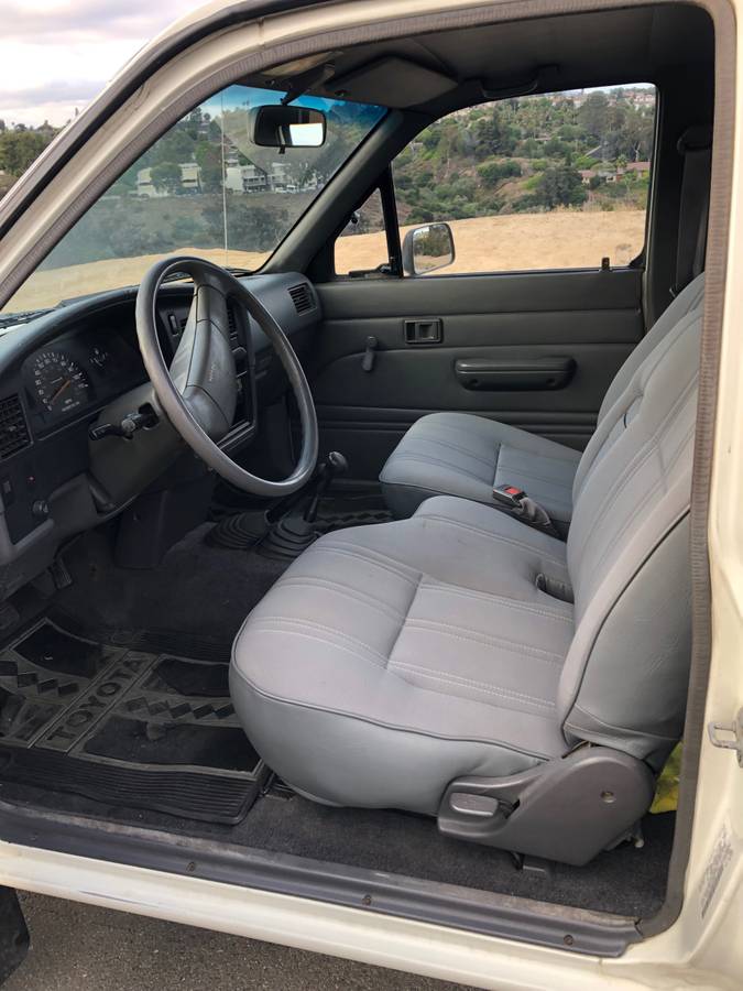 Toyota-pickup-4x4-1991-white-5