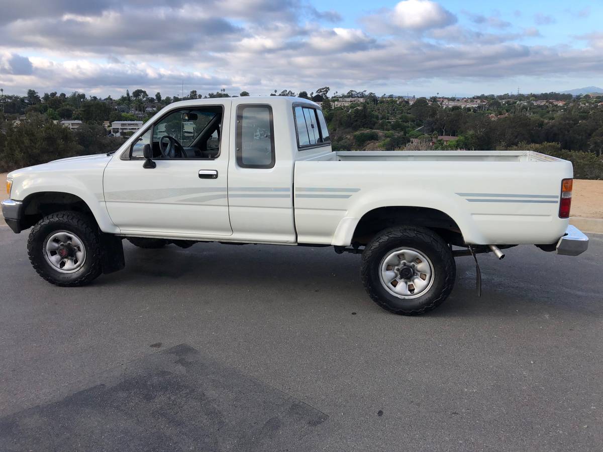 Toyota-pickup-4x4-1991-white-9