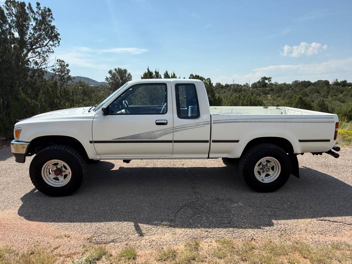 Toyota-pickup-4x4-1993-white-1
