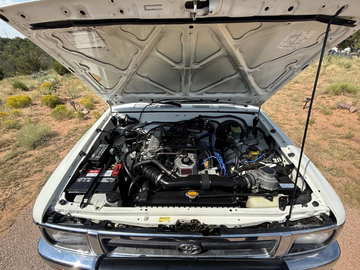 Toyota-pickup-4x4-1993-white-11