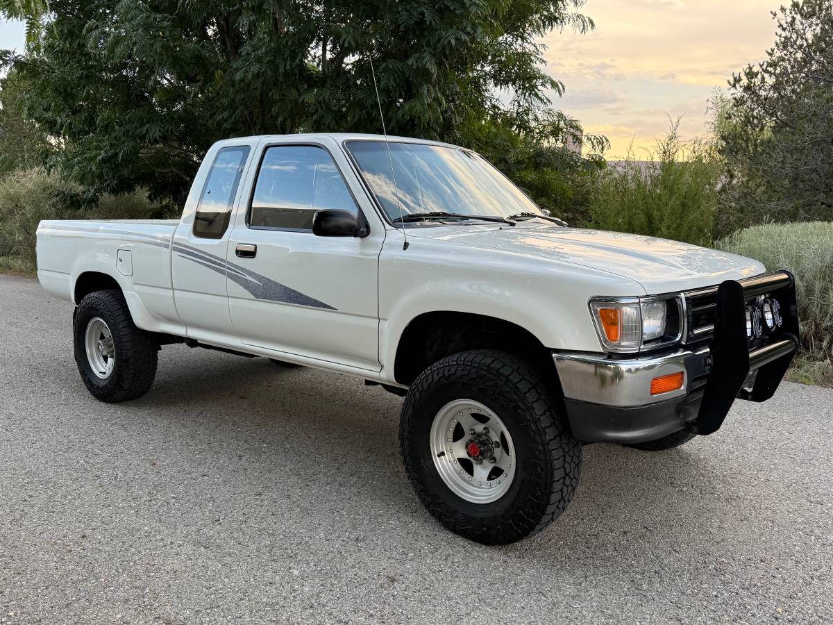 Toyota-pickup-4x4-1993-white