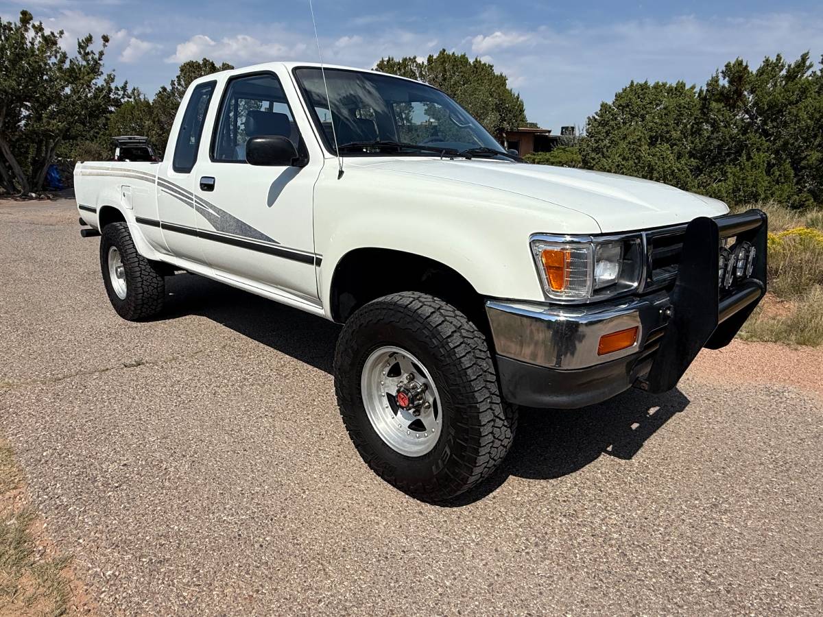 Toyota-pickup-4x4-1993-white-2