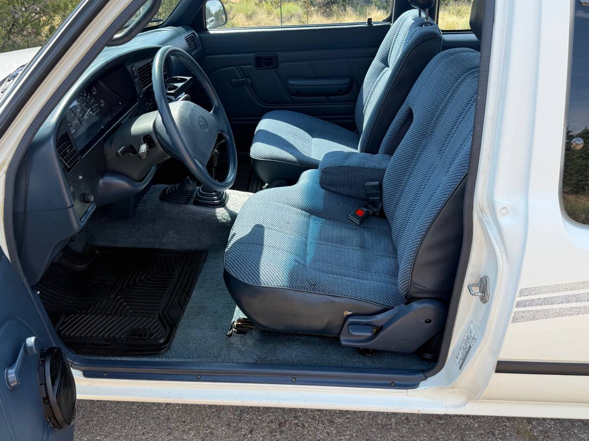 Toyota-pickup-4x4-1993-white-3