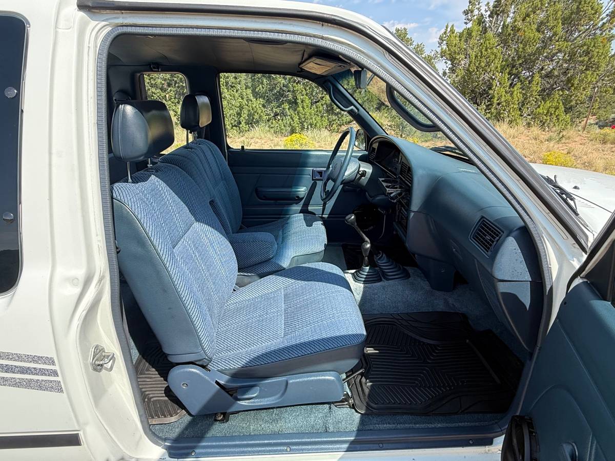 Toyota-pickup-4x4-1993-white-5