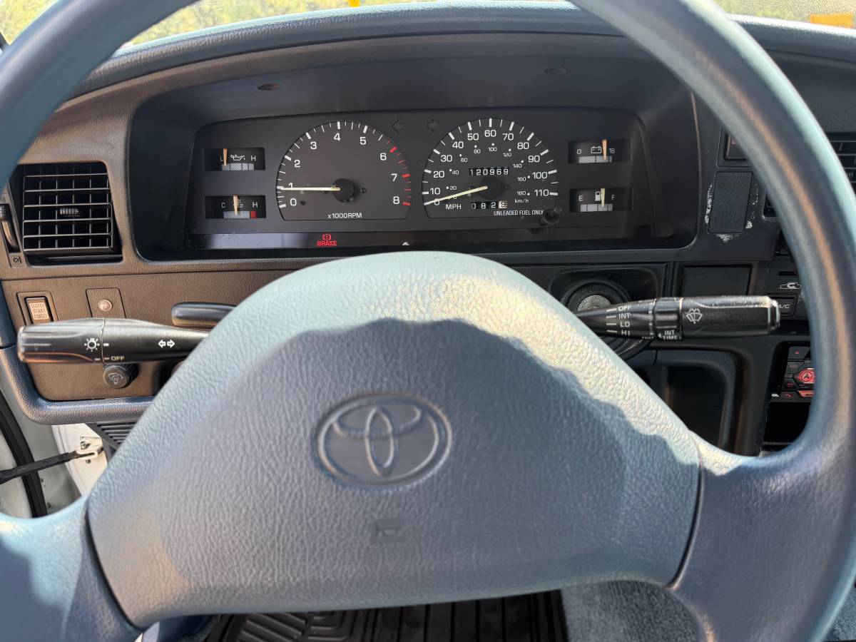 Toyota-pickup-4x4-1993-white-7