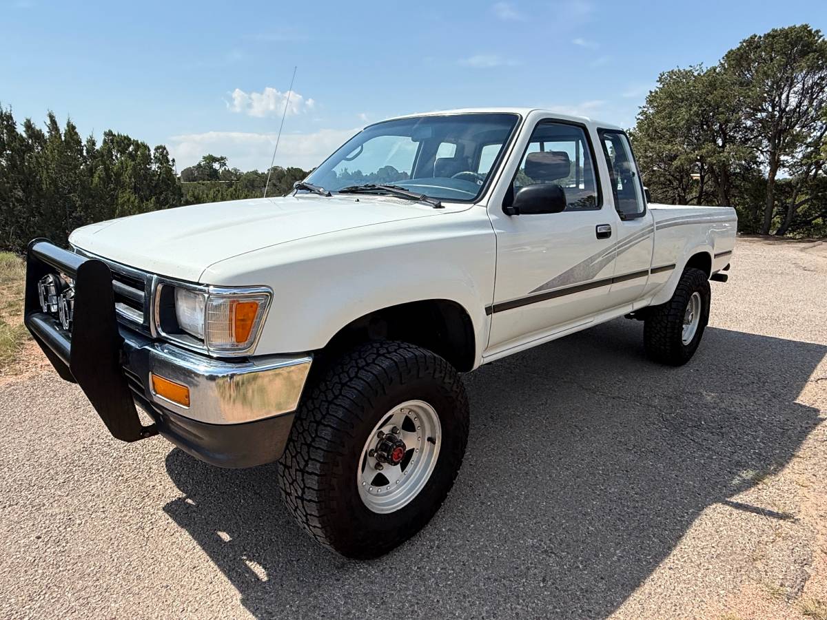 Toyota-pickup-4x4-1993-white