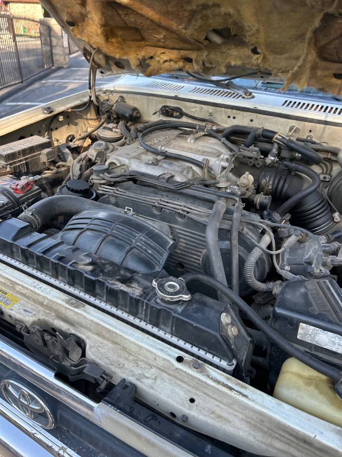 Toyota-pickup-4x4-1994-white-2