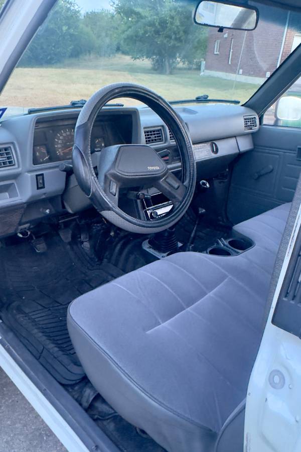 Toyota-pickup-4x4-v6-1988-white-12