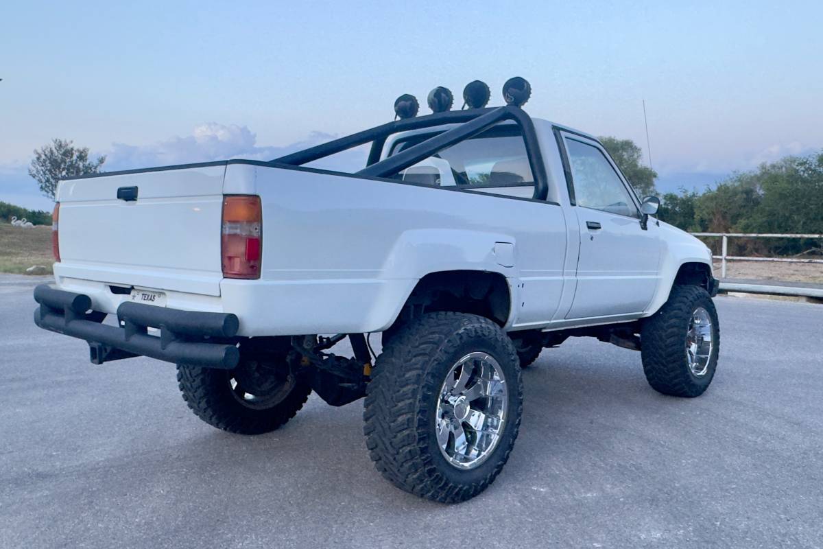 Toyota-pickup-4x4-v6-1988-white-15