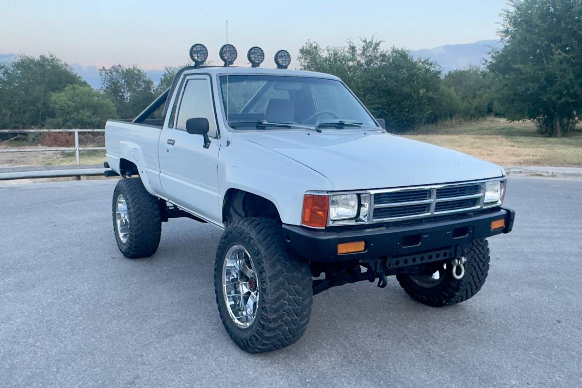 Toyota-pickup-4x4-v6-1988-white-2