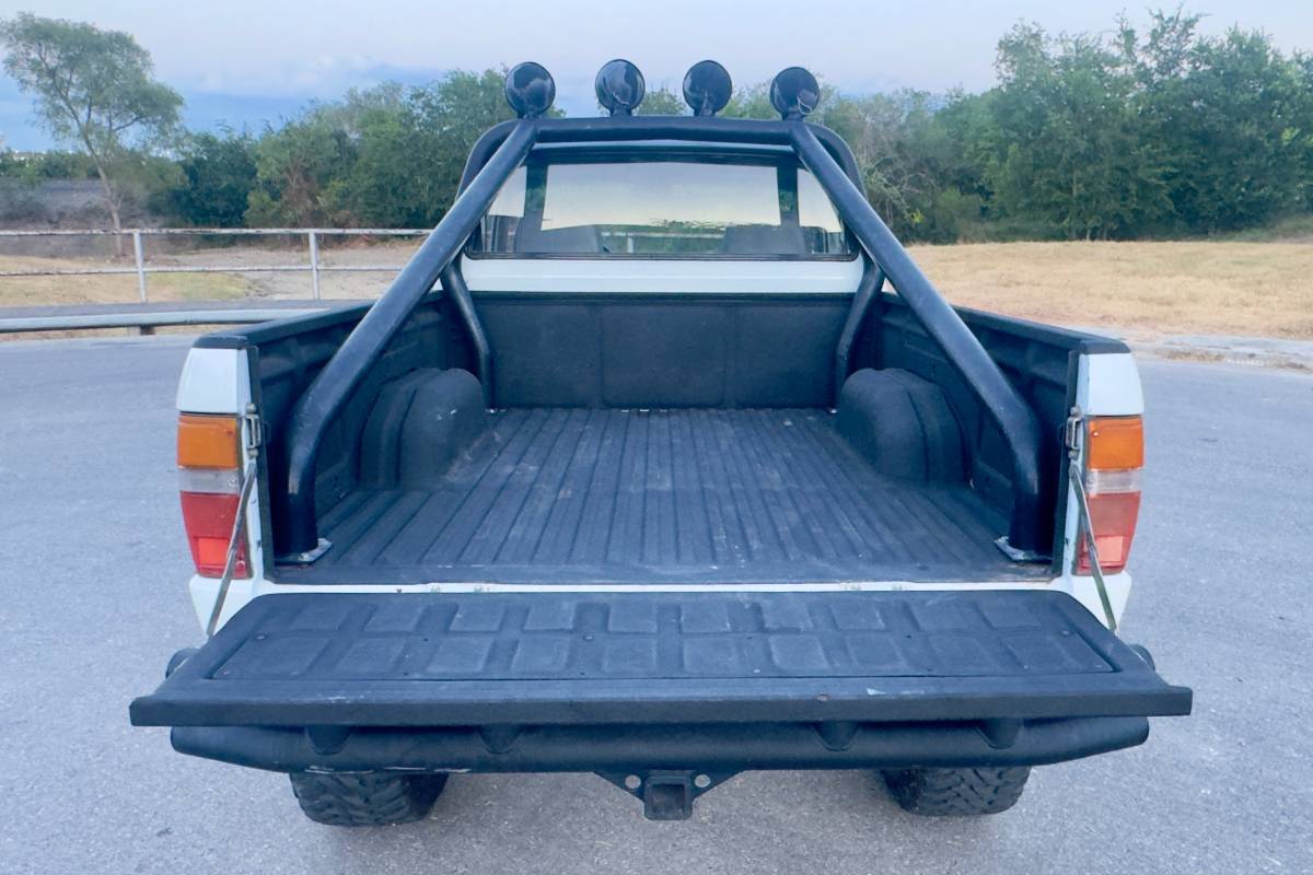 Toyota-pickup-4x4-v6-1988-white-5