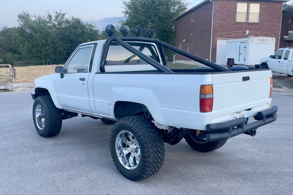 Toyota-pickup-4x4-v6-1988-white-8
