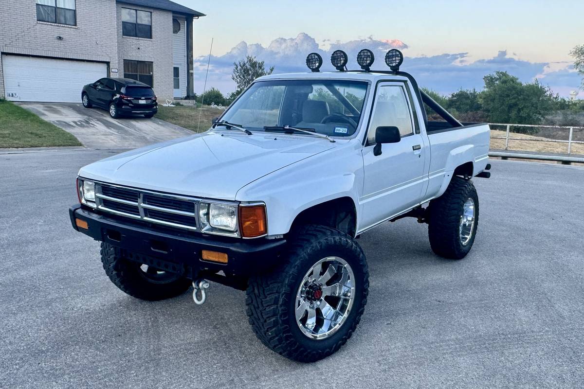 Toyota-pickup-4x4-v6-1988-white