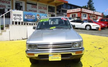 Toyota-pickup-deluxe-1990-silver-1