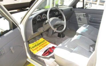 Toyota-pickup-deluxe-1990-silver-12