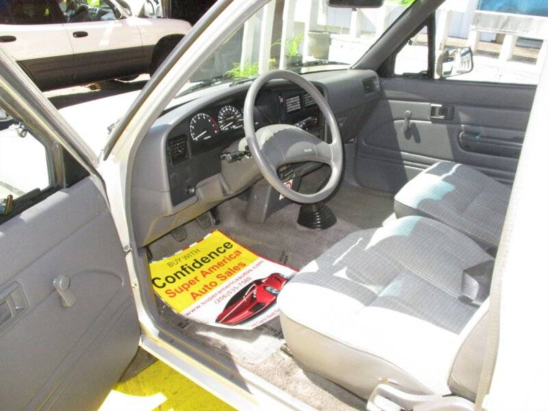 Toyota-pickup-deluxe-1990-silver-12