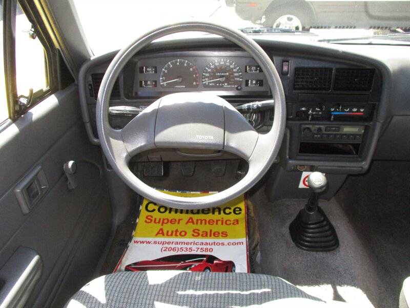 Toyota-pickup-deluxe-1990-silver-13