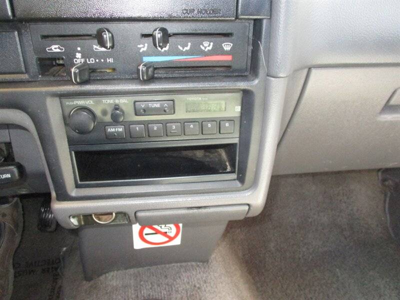 Toyota-pickup-deluxe-1990-silver-16