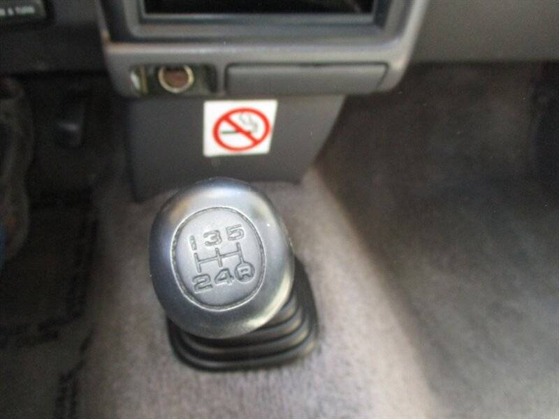 Toyota-pickup-deluxe-1990-silver-17