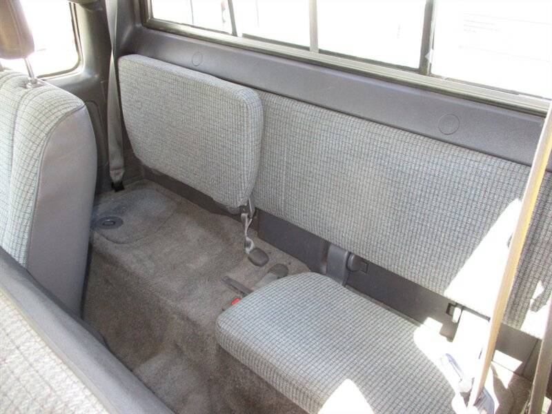 Toyota-pickup-deluxe-1990-silver-18