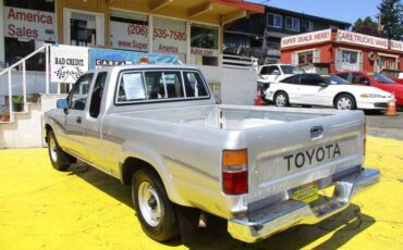 Toyota-pickup-deluxe-1990-silver-2