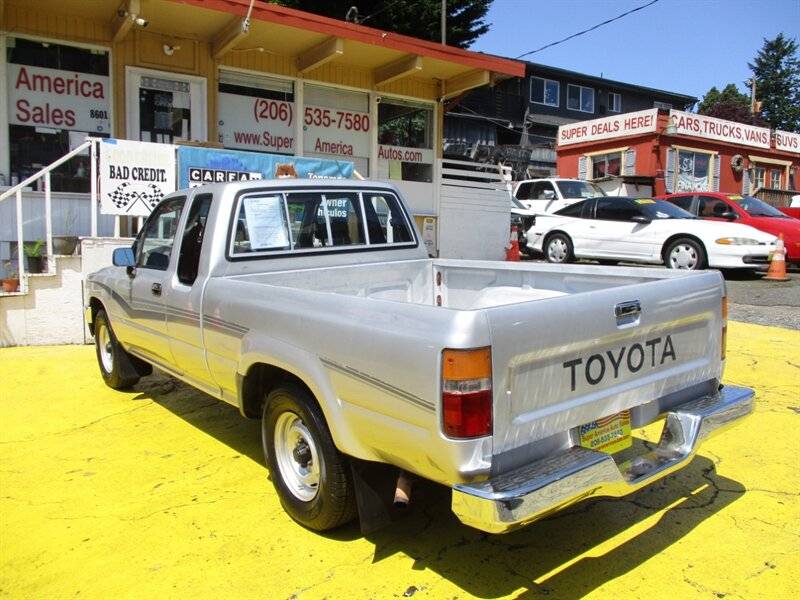 Toyota-pickup-deluxe-1990-silver-2