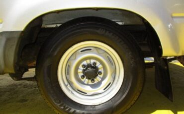 Toyota-pickup-deluxe-1990-silver-23