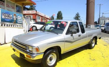 Toyota-pickup-deluxe-1990-silver