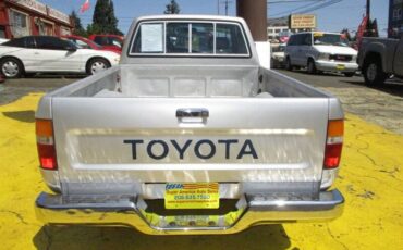 Toyota-pickup-deluxe-1990-silver-6