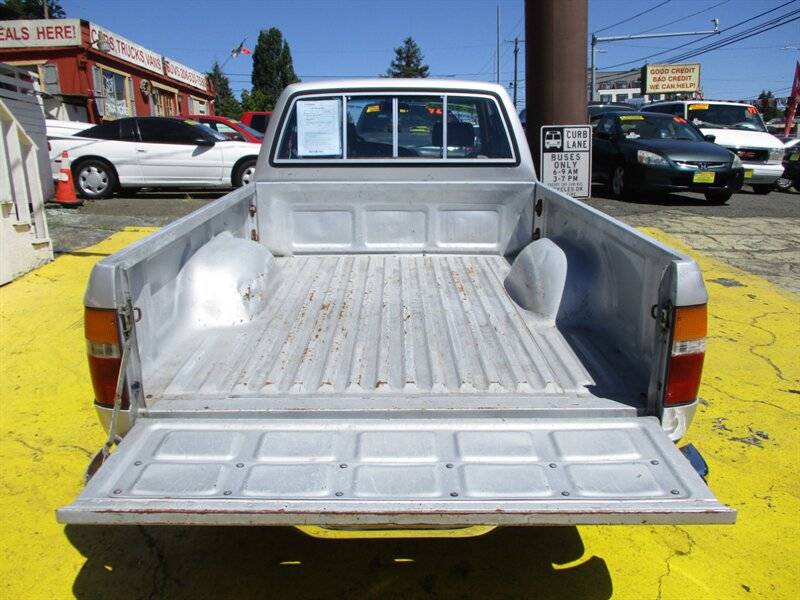 Toyota-pickup-deluxe-1990-silver-8
