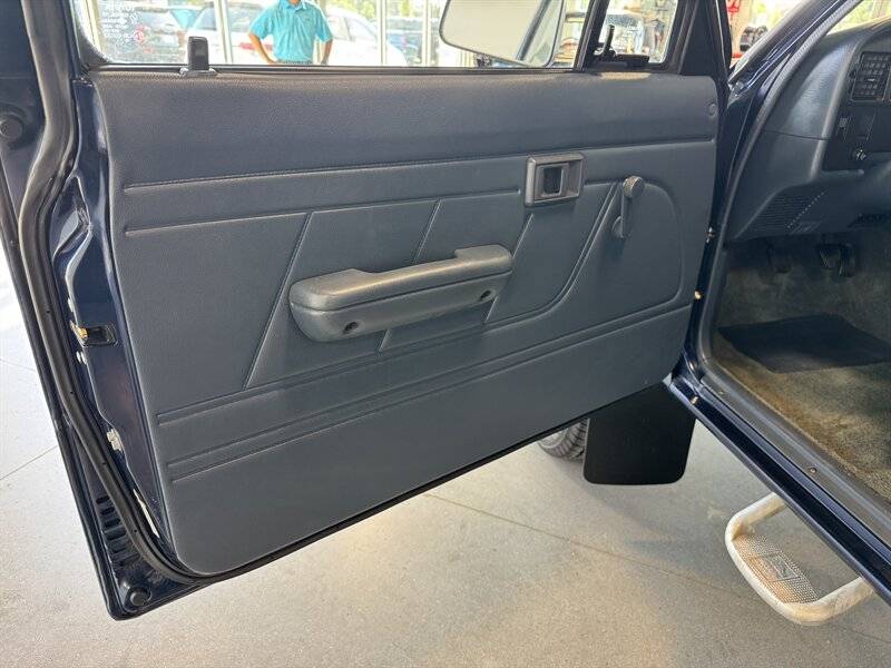 Toyota-pickup-deluxe-2dr-deluxe-1992-silver-13