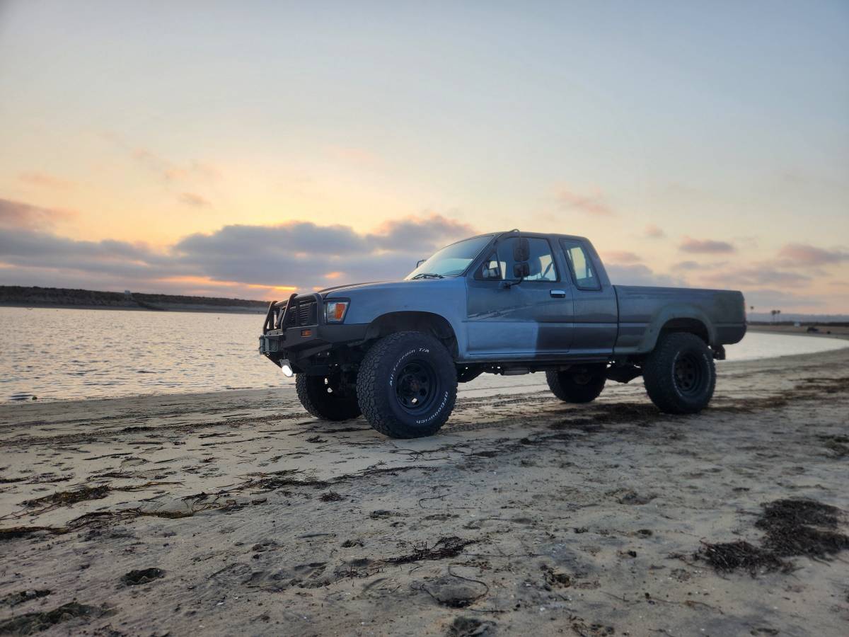 Toyota-pickup-dlx-1994-grey