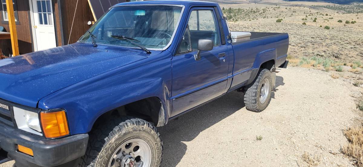 Toyota-pickup-truck-1985-1