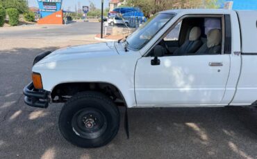 Toyota-pickup-truck-1985-white-1
