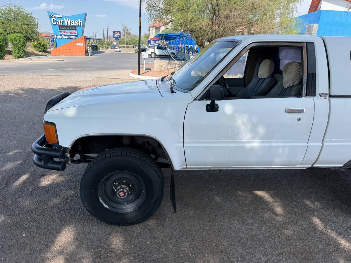 Toyota-pickup-truck-1985-white-1