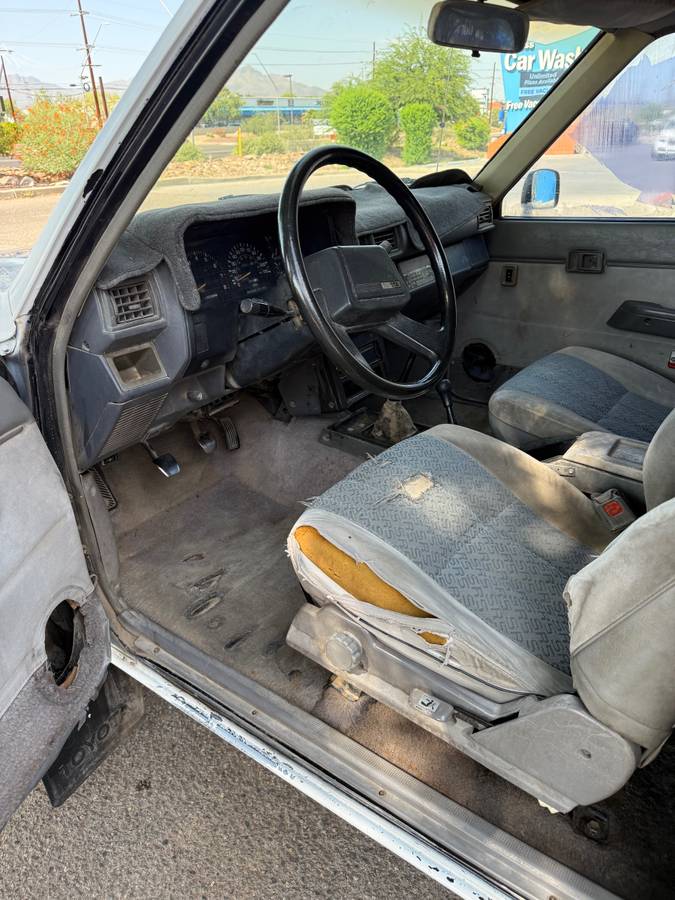 Toyota-pickup-truck-1985-white-11