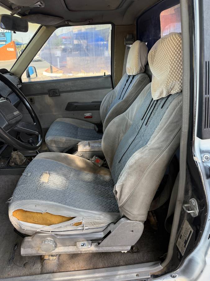 Toyota-pickup-truck-1985-white-12