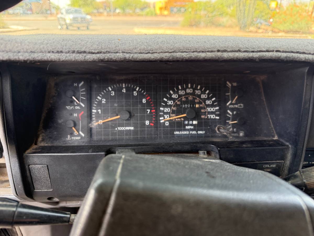 Toyota-pickup-truck-1985-white-13