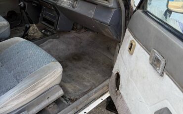 Toyota-pickup-truck-1985-white-14
