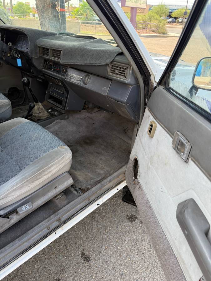 Toyota-pickup-truck-1985-white-14