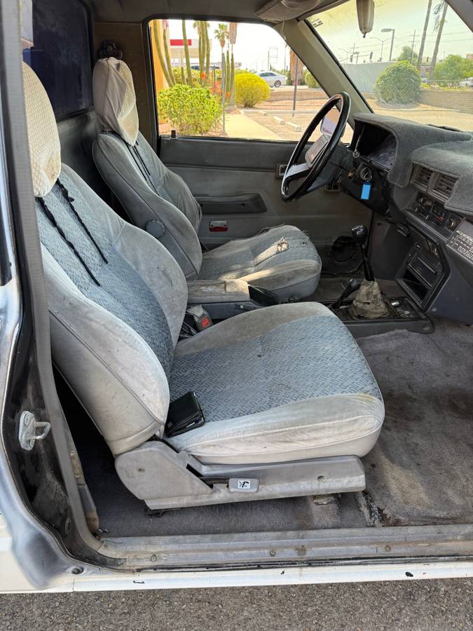 Toyota-pickup-truck-1985-white-15