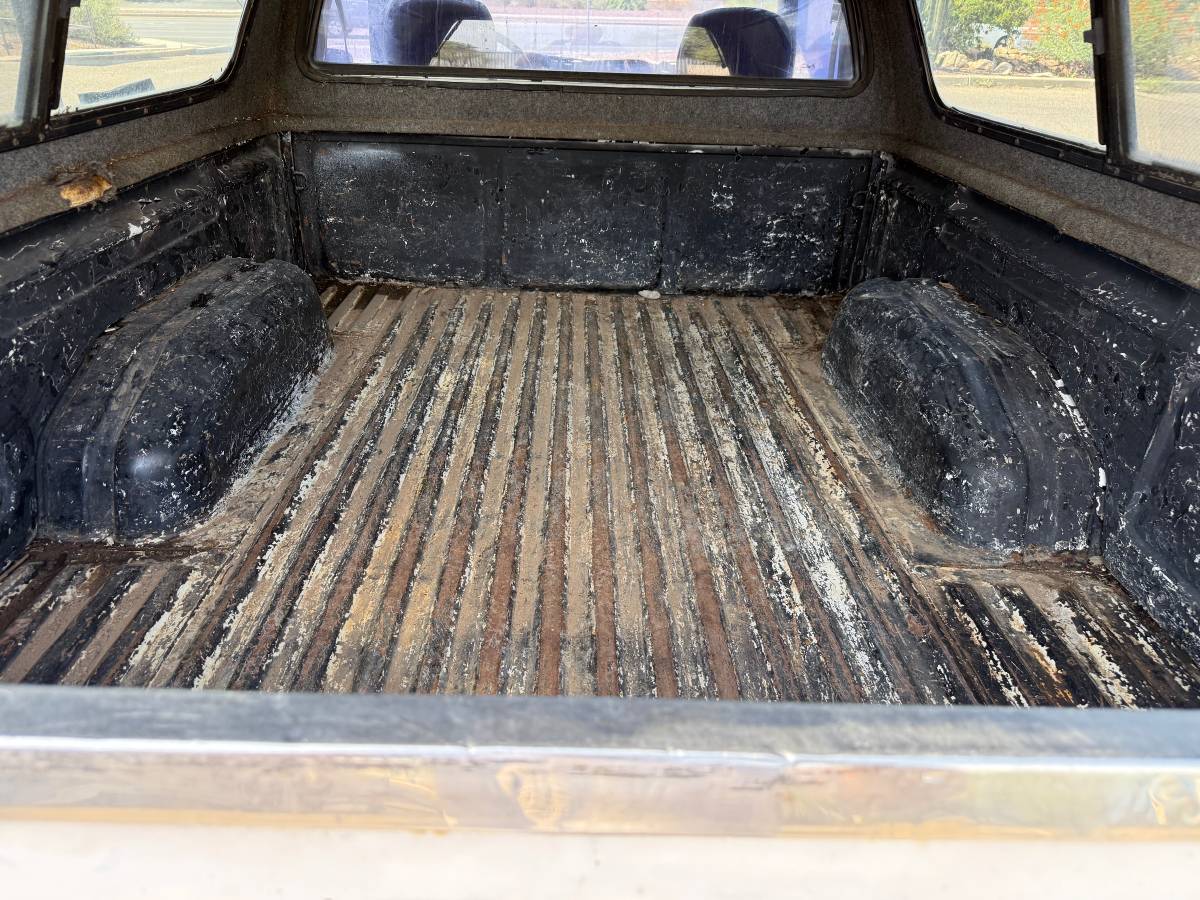 Toyota-pickup-truck-1985-white-16
