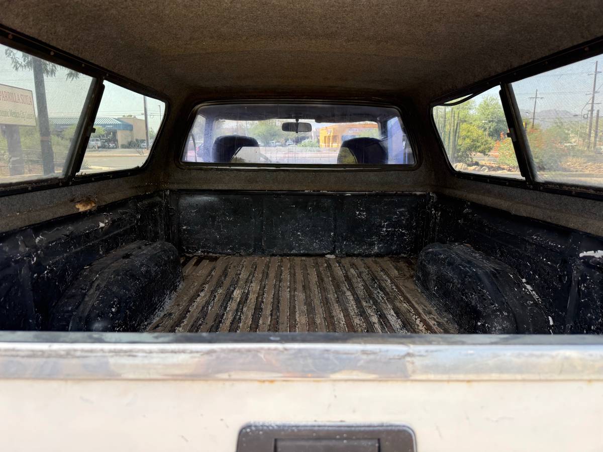 Toyota-pickup-truck-1985-white-17