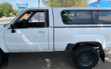 Toyota-pickup-truck-1985-white-2