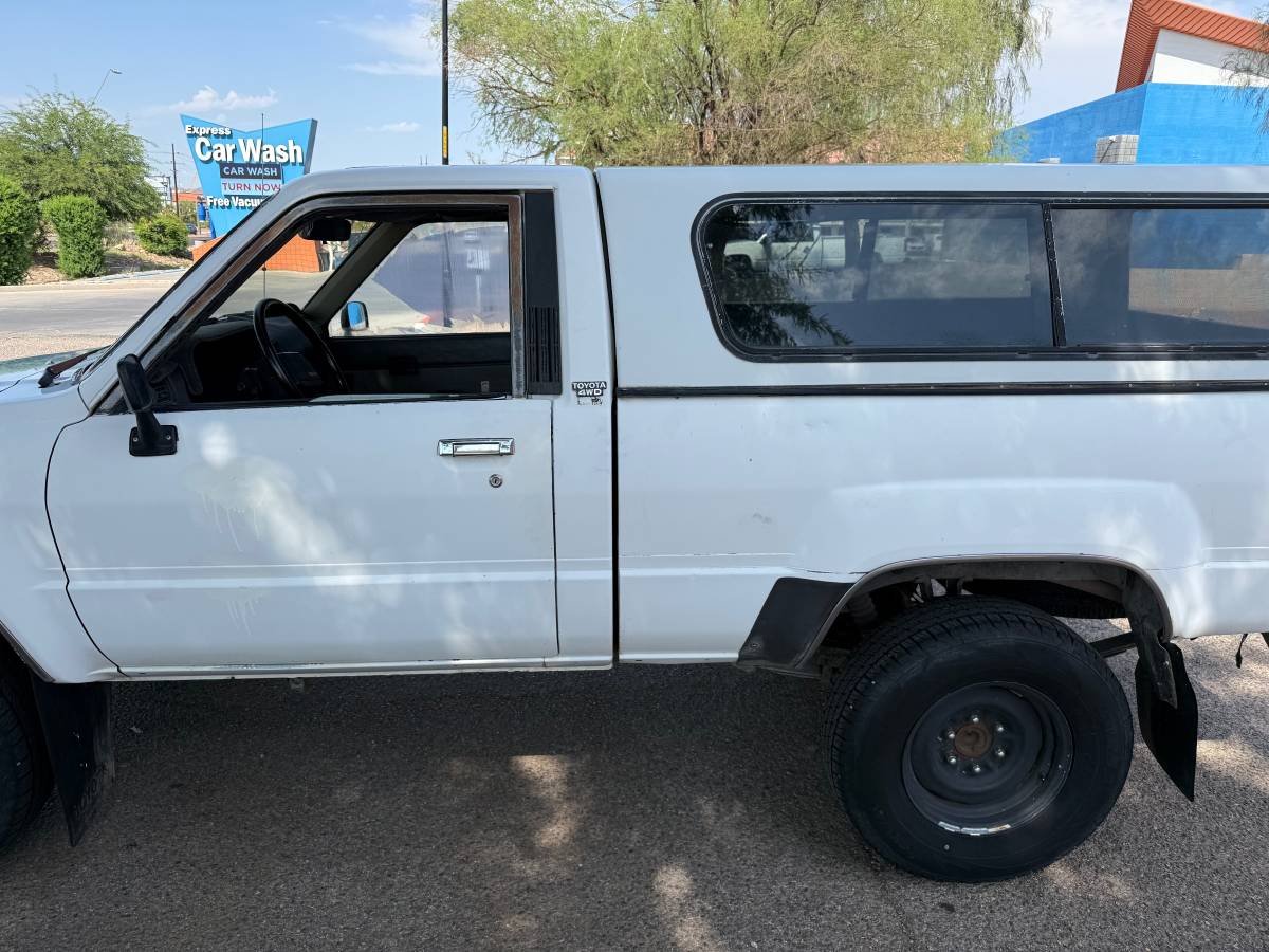 Toyota-pickup-truck-1985-white-2