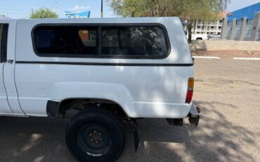 Toyota-pickup-truck-1985-white-3